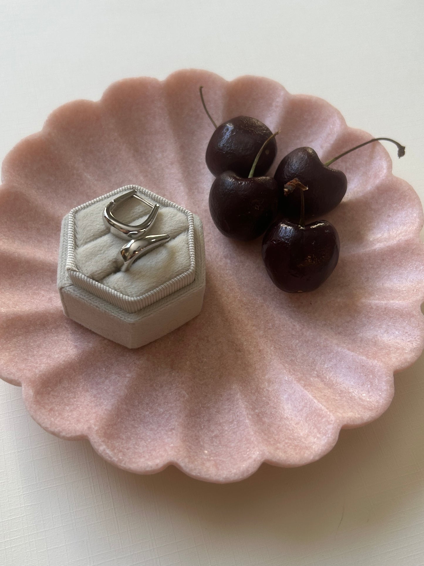 Statement Curve Huggies