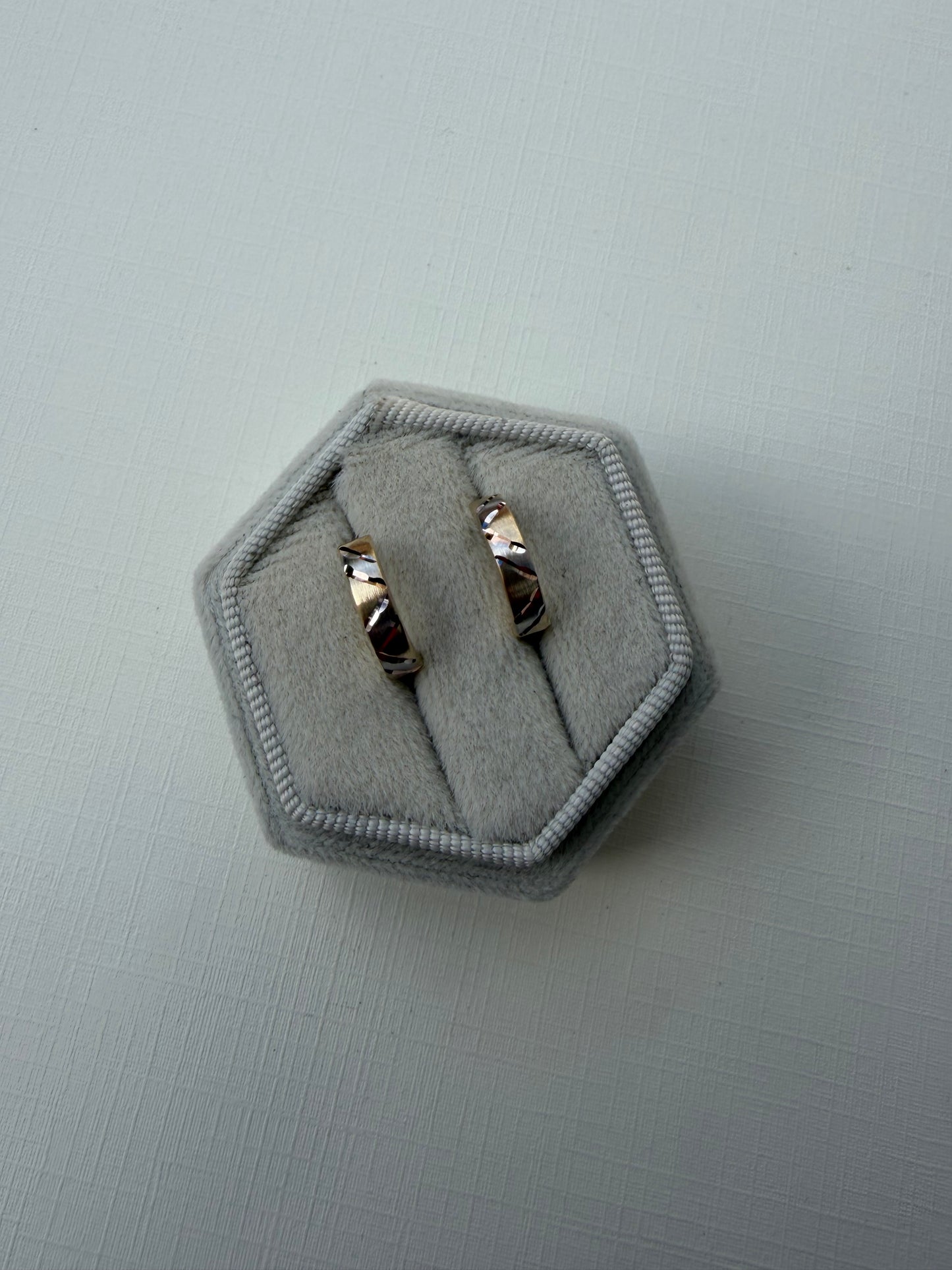 Mini 9KT Vintage Leaf Huggies