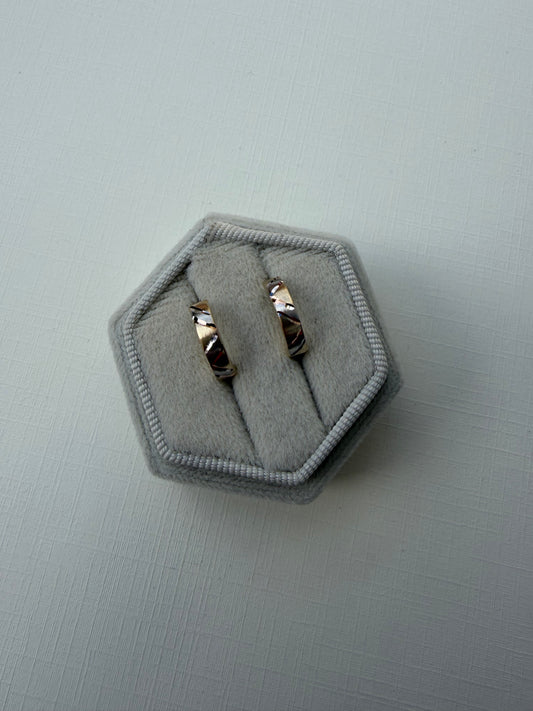 Mini 9KT Vintage Leaf Huggies