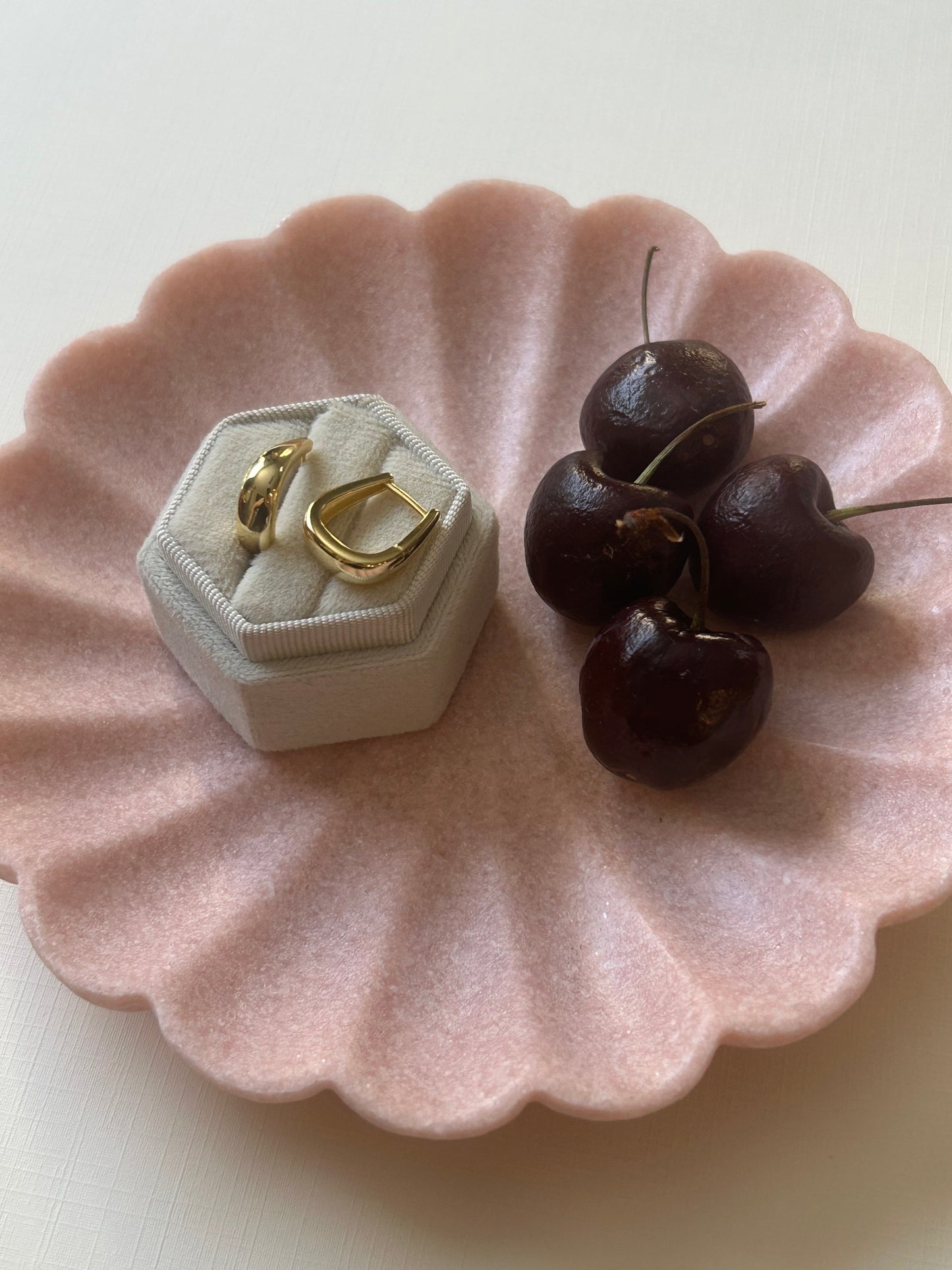 Statement Curve Huggies