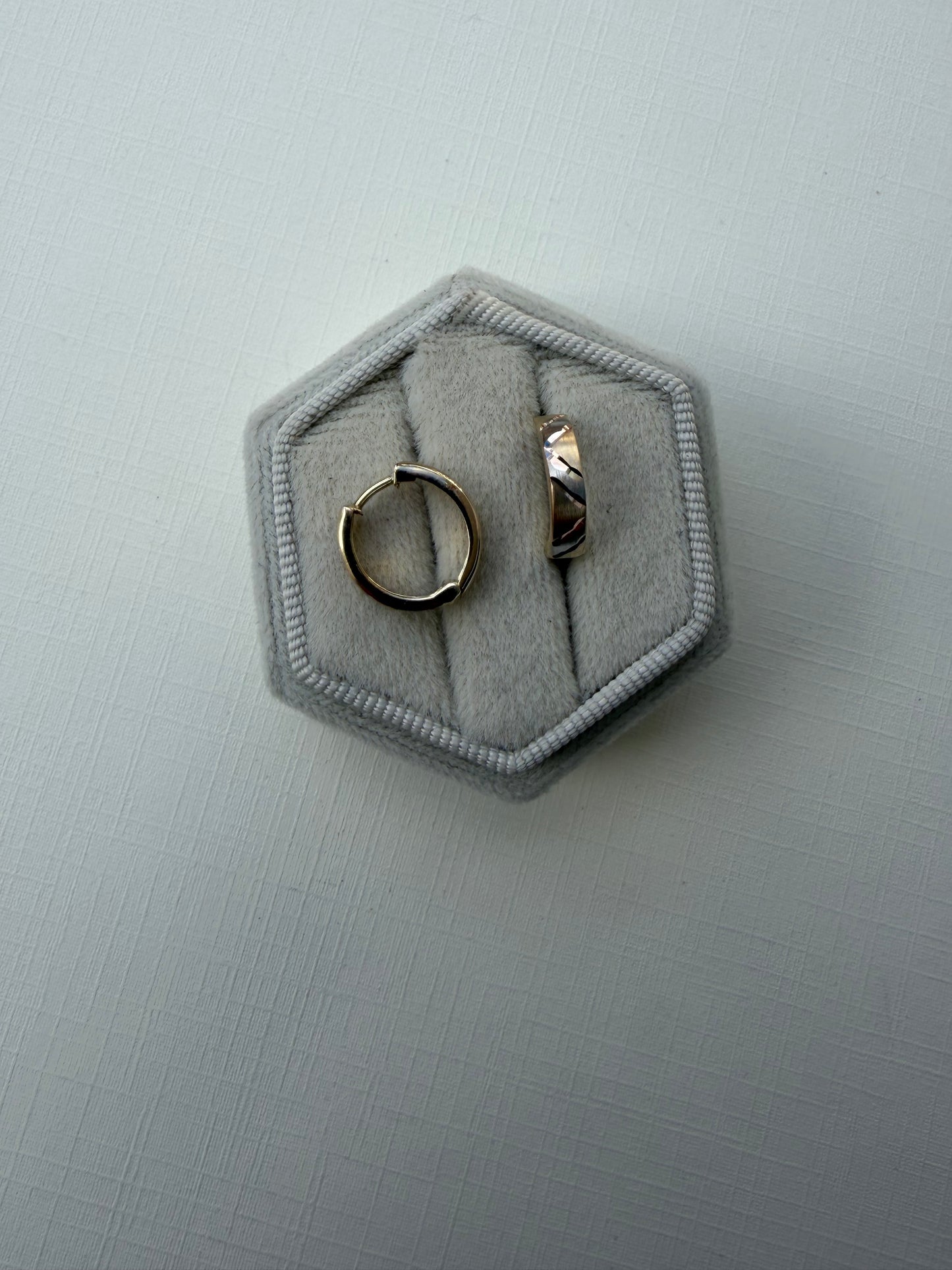 Mini 9KT Vintage Leaf Huggies
