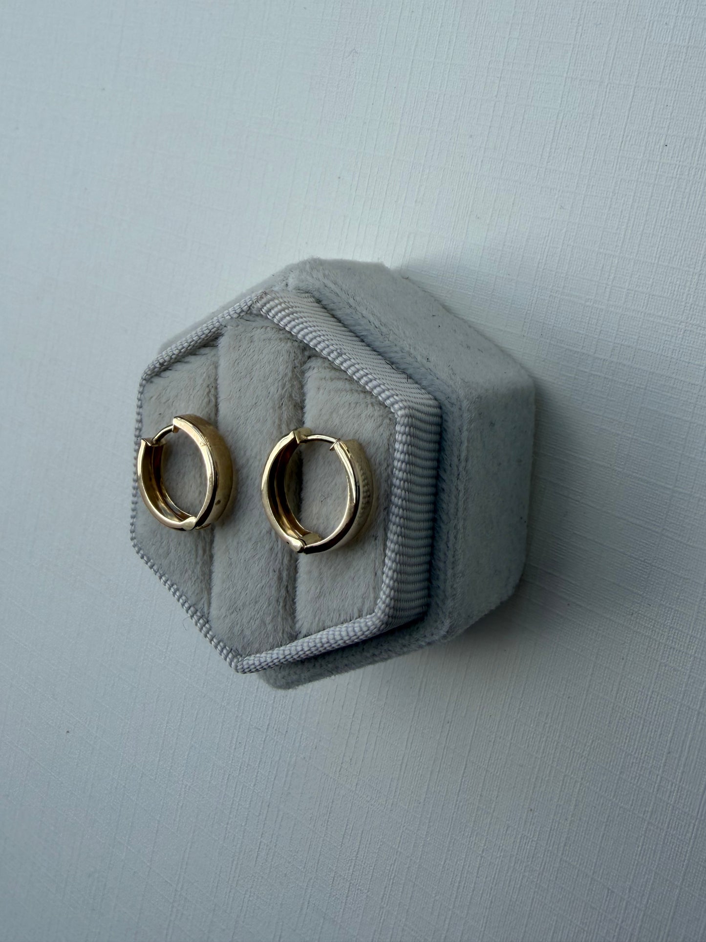 Mini 9KT Vintage Leaf Huggies