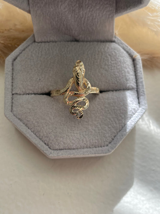 Vintage 10K Diamond Cut Serpent Ring